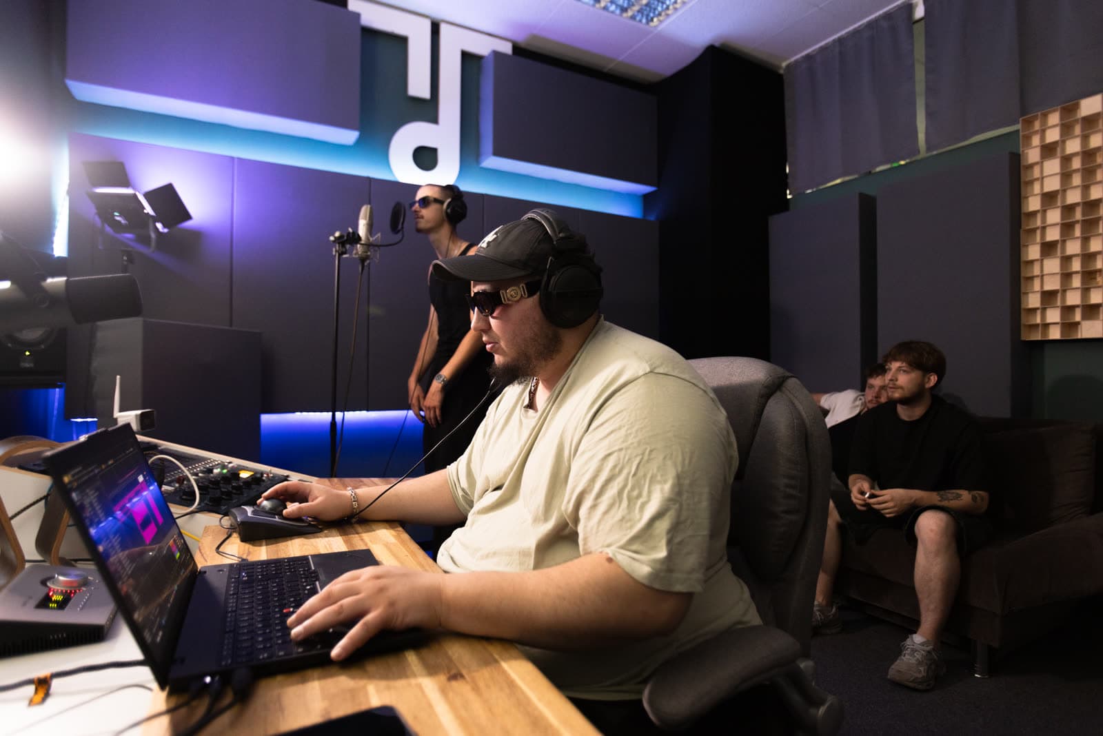 Session im Regieraum von Takt Studios Rüsselsheim: Produzent am Pult, Artist an der Gesangskabine